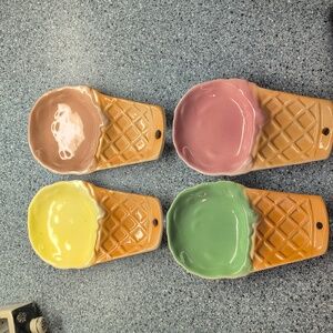 Ice cream cone utensil rest